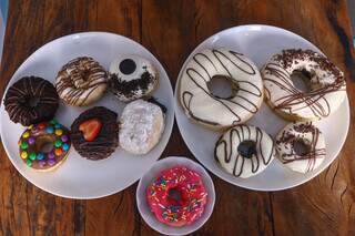Donuts doces são feitos nos tamanhos minis e grandes. (Foto: Paulo Francis)