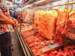 Consumidora aguarda por atendimento em açougue, em Campo Grande (Foto: Arquivo/Campo Grande News)