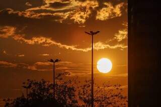 Sol aparece forte já no início desta manhã em Campo Grande (Foto: Henrique Kawaminami)