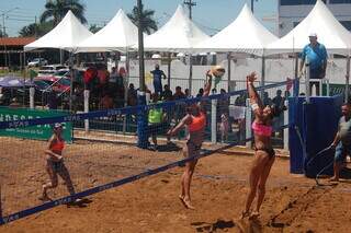 Arena de vôlei de praia com jogo do naipe feminino (Foto: Divulgação/FVMS)