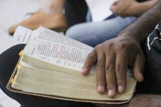 Bíblia sagrada segurada por um dos membros da igreja. (Foto: Juliano Almeida)