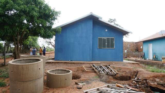 Em aldeia urbana, casas s&atilde;o entregues at&eacute; sem banheiro e porta