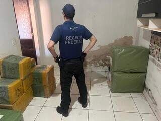 Agente da Receita Federal em local onde foram apreendidos produtos ilegais (Foto: Divulgação)