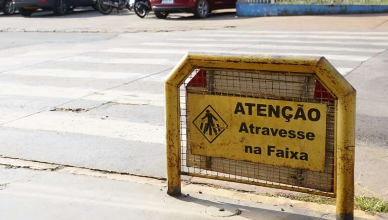 Na Avenida Rachel de Queiroz, placa recomenda travessia pela faixa elevada (Foto: Alex Machado)