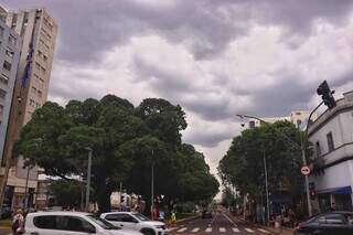 Céu fechado na região central de Campo Grande (Foto: Paulo Francis)