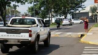 Motorista reduz velocidade para pedestre atravessar em faixa elevada, na Rua Ricardo Brandão (Foto: Alex Machado)