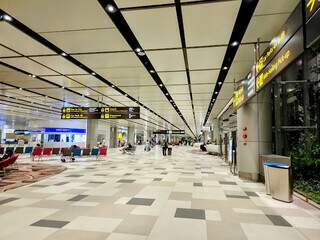 Saguão do Aeroporto Changi, em Singapura, um dos mais modernos e espetacularmente modernos do mundo (Foto: Reprodução)