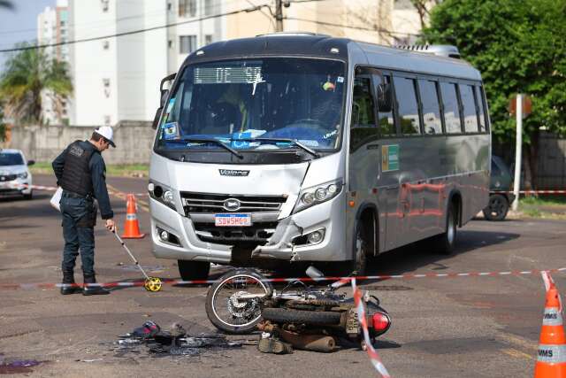 Motoentregador atingido por &ocirc;nibus de prefeitura morre na Santa Casa 