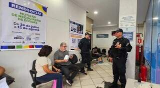 Policiais militares fazendo a segrança na sede do Procon, em Campo Grande. (Foto: Procon/MS)