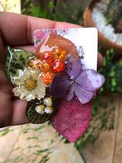 Conjunto de flores transformadas em acessório de resina pela artesã. (Foto: Arquivo pessoal)