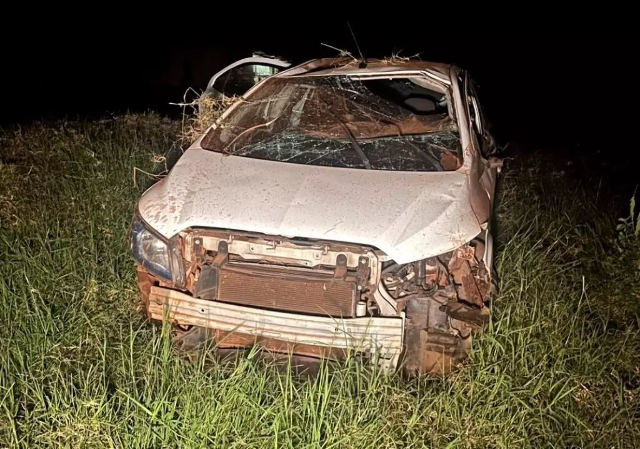 Motorista arremessado ao capotar carro na BR-376 morre em hospital