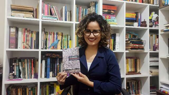 Professora e poeta, Raquel Medina lan&ccedil;a seu 1&ordm; livro de poesia em Campo Grande