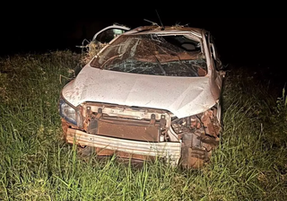 Chevrolet Onix ficou danificado após capotar. (Foto: Reprodução/Ivi Notícias)