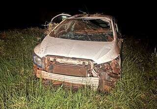 Veículo Chevrolet Onix ficou danificado após capotar. (Foto: Site Ivi Notícias)