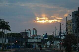 Sol tenta aparecer entre nuvens nesta manhã na Capital (Foto: Henrique Kawaminami)