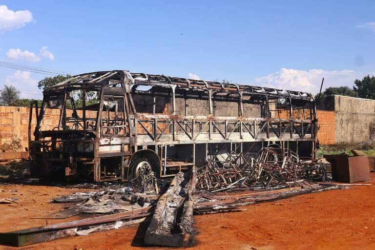 Ônibus ficou totalmente destruído pelas chamas (Foto: Paulo Francis)