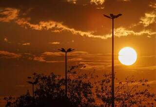 El Niño provoca o aumento das temperatura; nascer do Sol na Avenida Afonso Pena (Henrique Kawaminami)