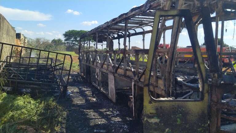 Carroceria desmontada ao lado de ônibus; ambos destruídos pelas chamas (Foto: Divulgação | CBMMS)