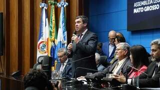 Governador Eduardo Riedel durante discurso na Assembleia Legislativa (Foto: Alex Machado)