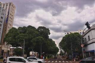 Tempo nublado na Avenida Afonso Pena, Centro de Campo Grande (Foto: Paulo Francis)