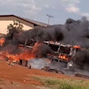 Vídeo mostra ônibus estacionado pegando fogo em terreno baldio
