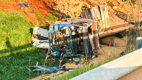 Colis&atilde;o entre ve&iacute;culos deixa carreta destru&iacute;da na Serra de Maracaju