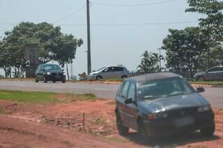 Parte rica de avenida ganha acesso asfaltado, e a pobre fica com &quot;trieiro&quot;