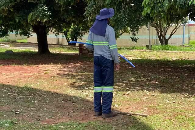 Em onda de calor, trabalhadores buscam prote&ccedil;&atilde;o em sombra e v&atilde;o ganhar isot&ocirc;nico