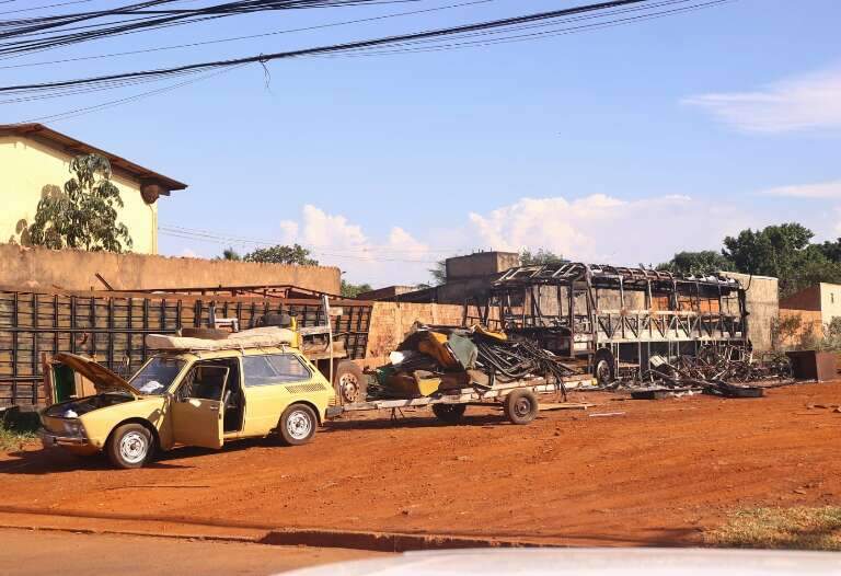 Brasília e carroceria de caminhão no mesmo terreno não foram atingidos (Foto: Paulo Francis)