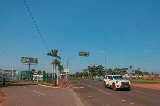 Parte rica de avenida ganha acesso asfaltado, e a pobre fica com &quot;trieiro&quot;