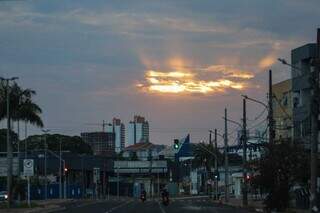 Amanhecer de sexta-feira em Campo Grande. (Foto: Henrique Kawaminame)