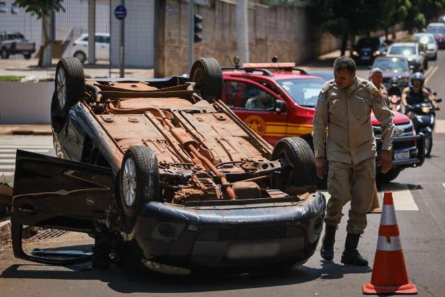 Motorista se distrai, bate em guard-rail e capota com crian&ccedil;a de 2 anos 