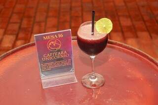 Entre os drinks está a ‘caipivinho’, que é uma mistura de caipirinha com vinho. (Foto: Juliano Almeida)
