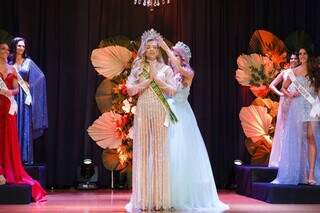 Momento da coroação de Fabiane no Miss Eco Brasil 2023. (Foto: @fotografeaura)