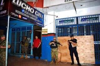 Policiais em casa de câmbio de Pedro Juan Caballero, na madrugada de hoje (Foto: ABC Color)