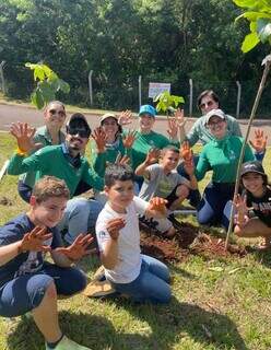 Crianças colocaram a &#39;mão na massa&#39; e se divertiram ao aprender sobre a importândia de ter árvores para as araras urganas (Foto: Instituto Arara Azul)