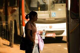 Passageira aguardando para embarcar no transporte público da Capital (Foto: Marcos Maluf)