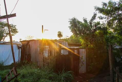 Nas favelas, barracos de zinco deixam calor à beira do insustentável na Capital