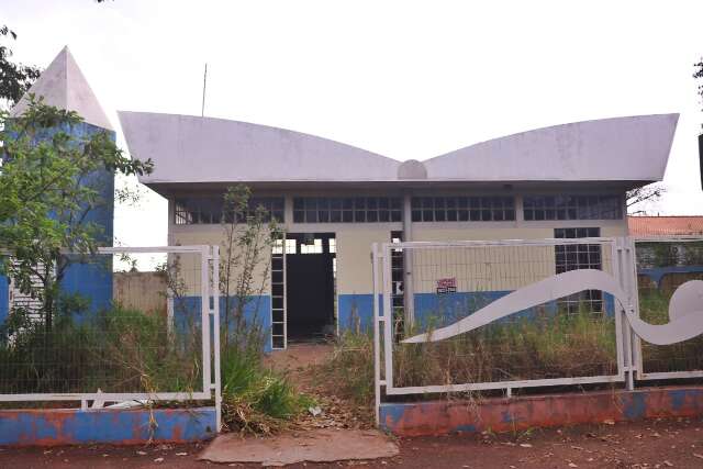 Mato toma ex-biblioteca p&uacute;blica, abandonada ao lado de escola 