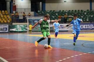 Jogador do time da Escolinha Pelezinho chutando bola no Ginásio Guanandizão (Foto: Giovani Neves/CBFS)