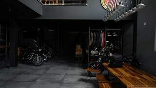 Loja de moto na Ricardo Brandão no escuro (Foto: Alex Machado)