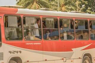 Passageiros sentem que estão em sauna dentro de ônibus da Capital (Foto: Marcos Maluf)
