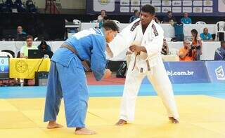 Dois atletas lutando em evento de judô nacional em Campo Grande (Foto: Lucas Castro/Fundesporte)