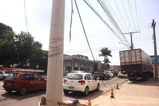 Caminhão e fios de internet derrubados em área sinalizada com cones na Avenida Ceará (Foto: Paulo Francis)