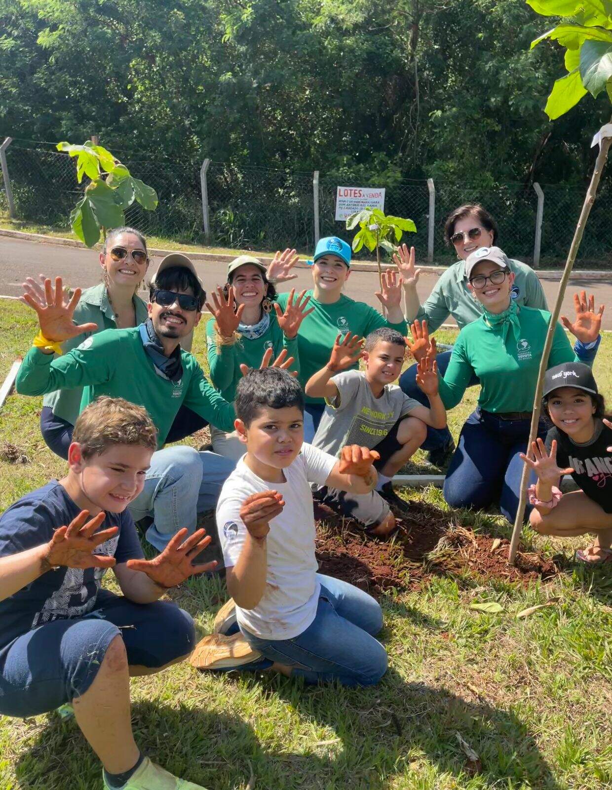 Crianças plantam árvores para garantir futuro alimento e casa de araras urbanas