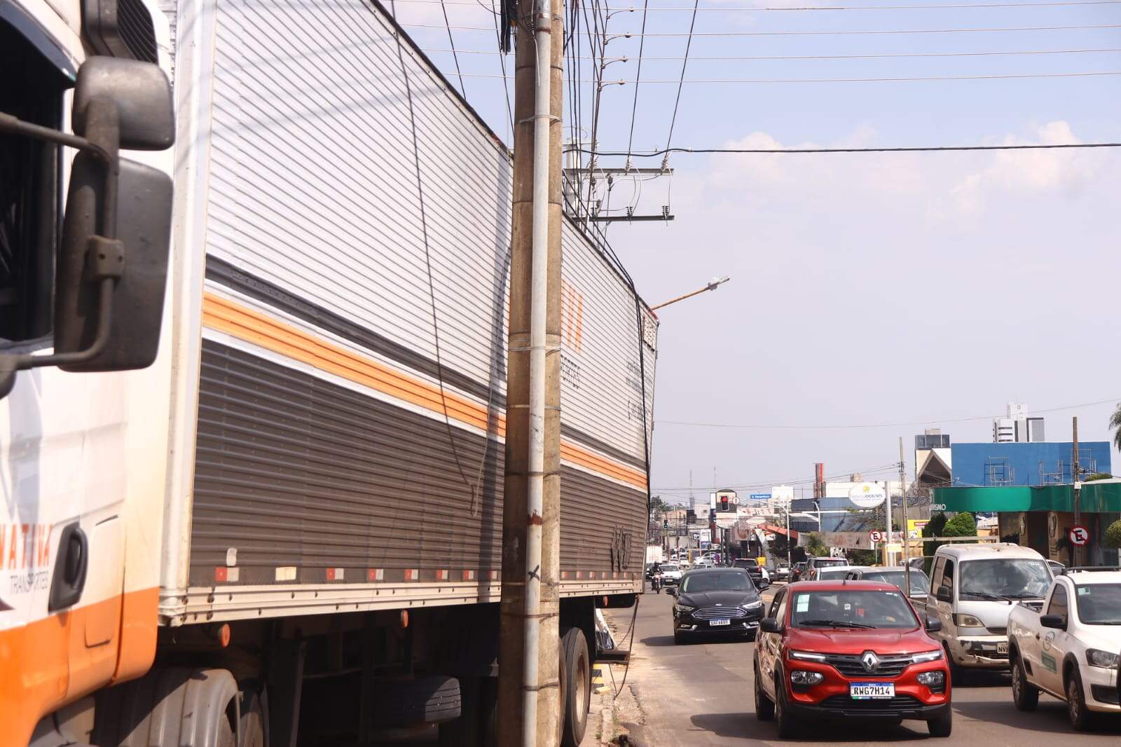 Em saída de obra, caminhão derruba fios de internet na Ceará 