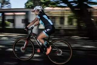 Ciclista pedalando por ruas da Capital (Foto Marcos Maluf/Campo Grande News)