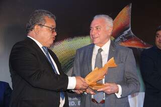 Jornalista Edinho Neves, idealizador do prêmio, entregando homenagem ao Temer (Foto: Divulgação)