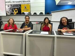 Giselle, Eugênia, Camila e Bartolina sentadas lado a lado após mais de 1 hora de conversa.