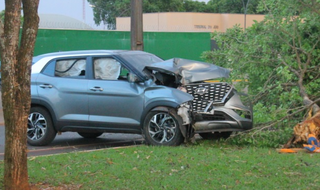 Carro que o delegado conduzia ficou com a frente destruída. (Foto: Chapadense News)